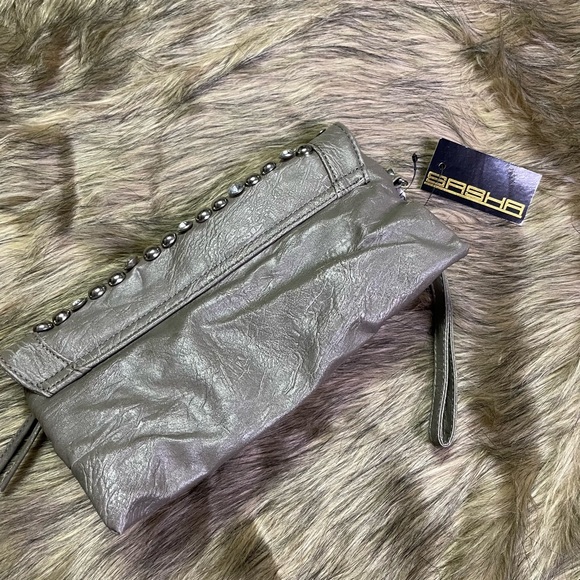 NWT Grey super cute roomy wristlet - Picture 4 of 4